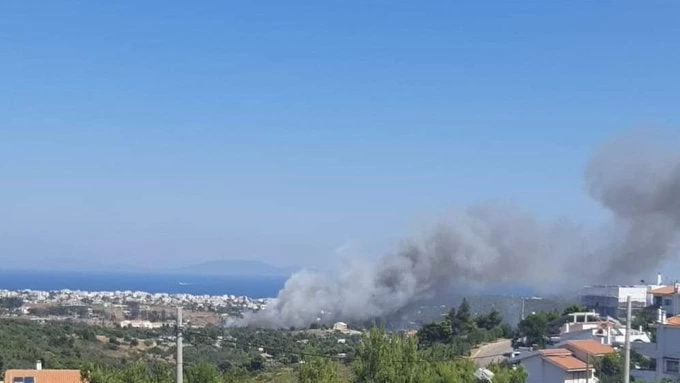 Μέσα σε 6 λεπτά οι δύο φωτιές σε Ραφήνα και Βαρνάβα – Έρευνες από την Πυροσβεστική